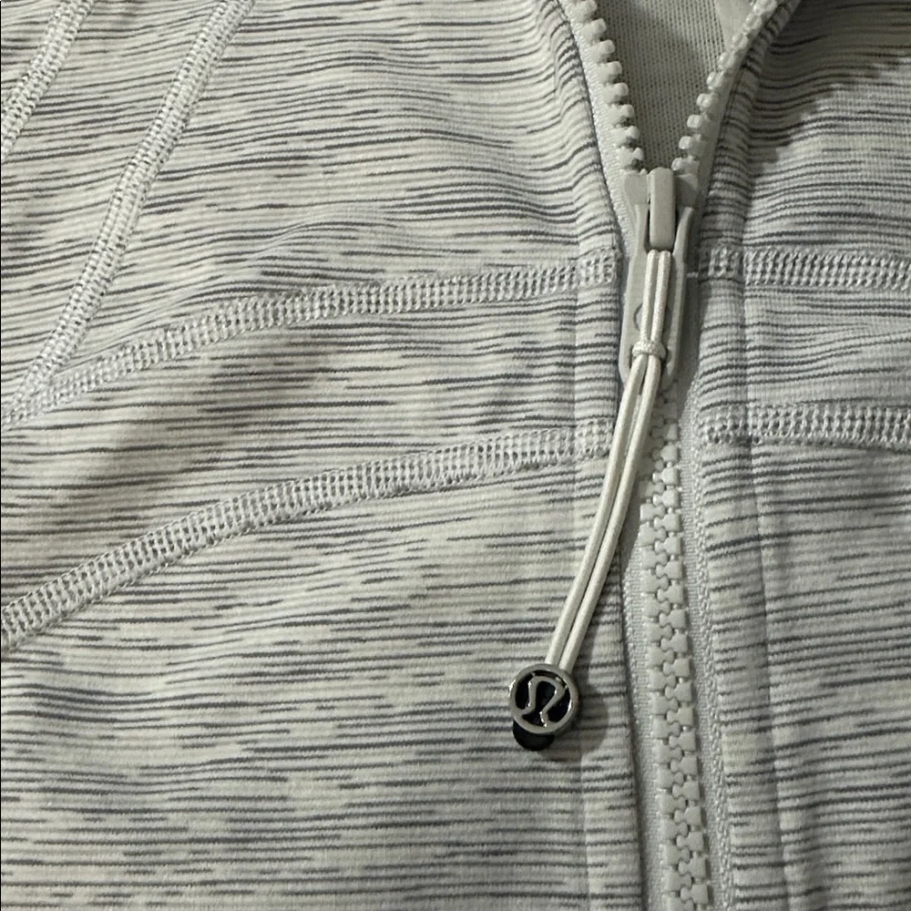 Lululemon jacket size 10 - Picture 4 of 9